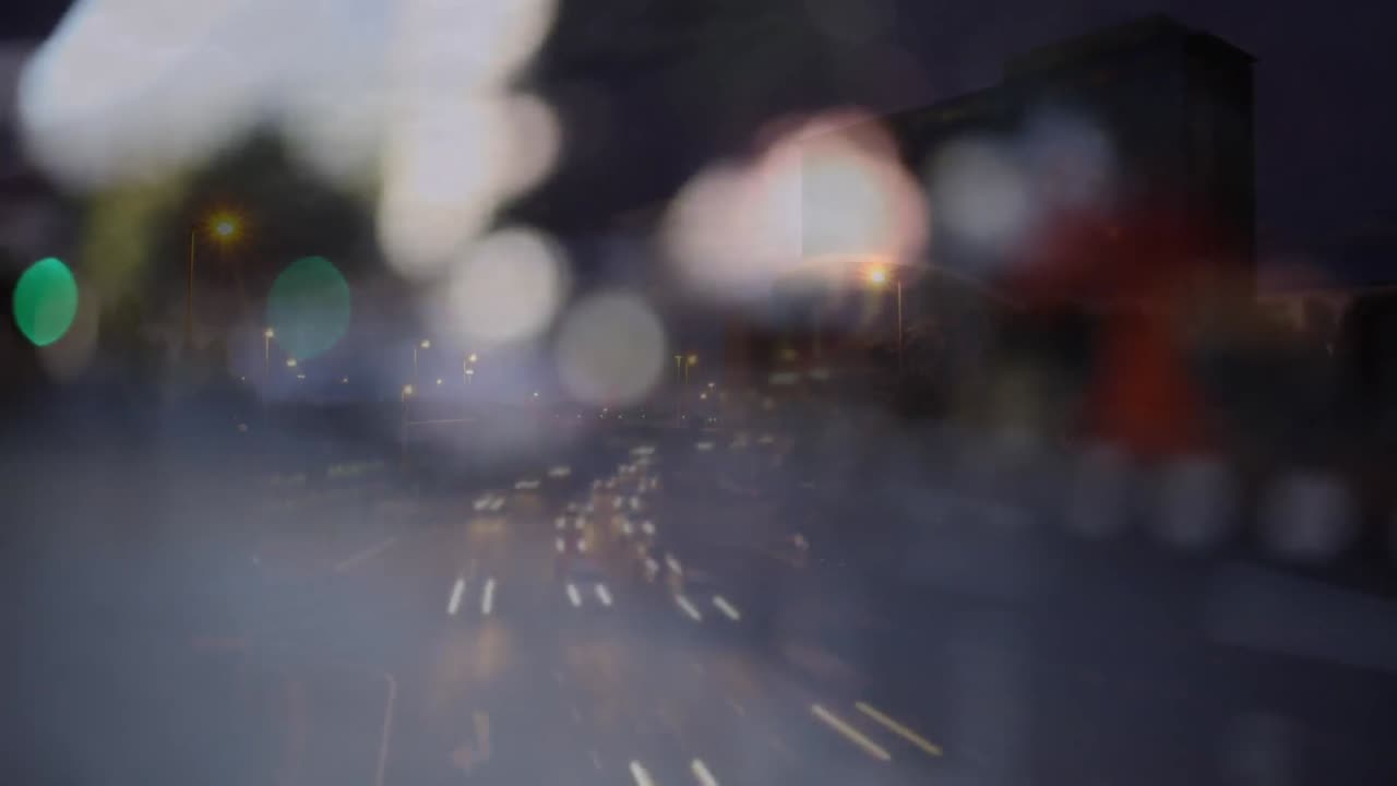 야간 도시 의 도로 교통