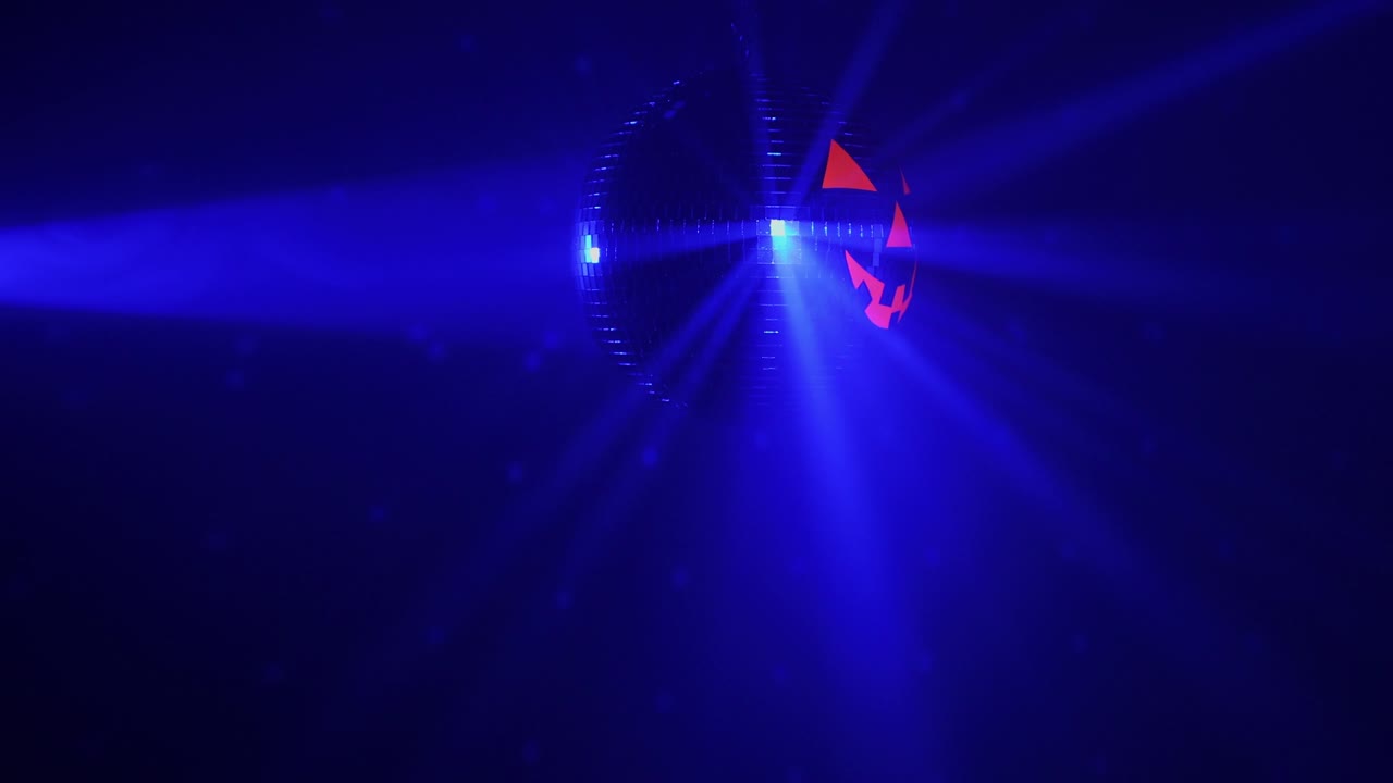 bola de discoteca de calabaza en la fiesta de halloween, listo para el bucle 4k dci