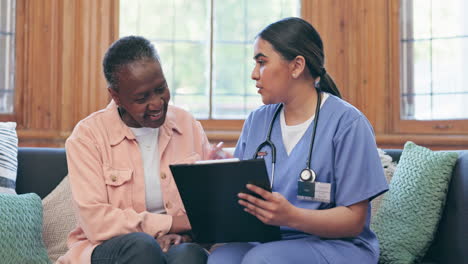 Mujer-Feliz,-Médico-Y-Manos-Escribiendo-En-Ancianos