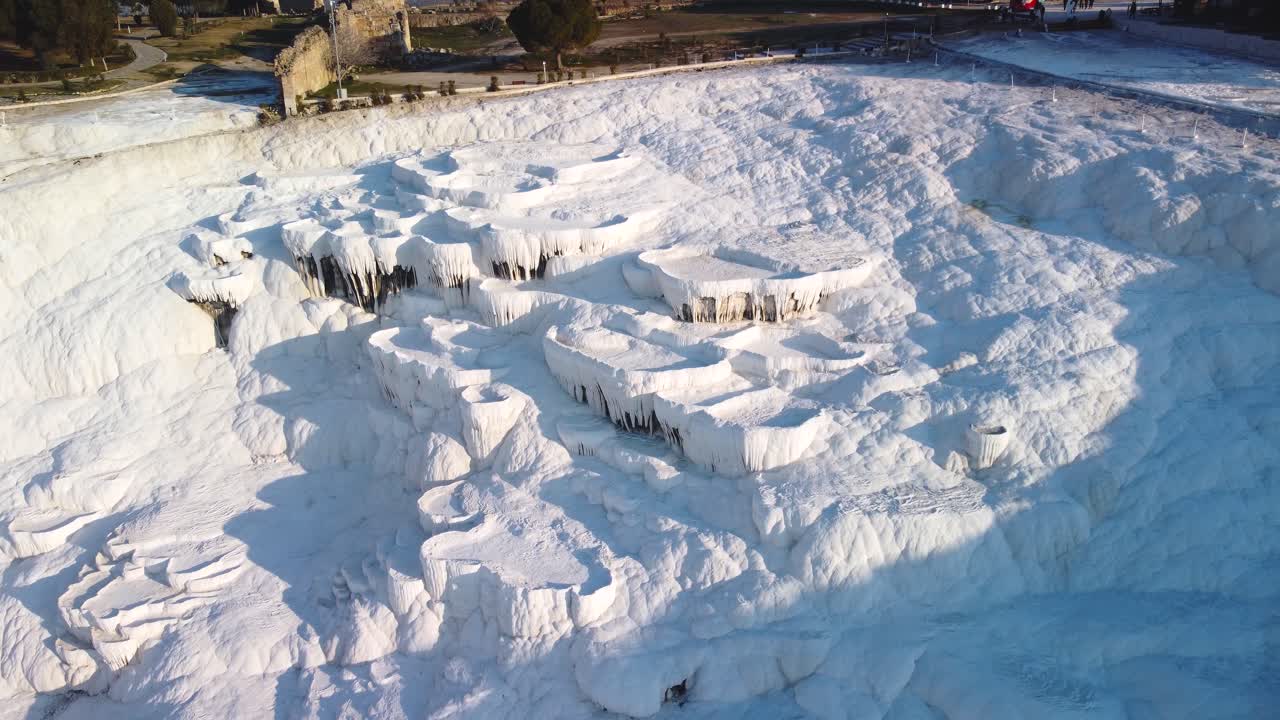 파란색 온천, 미네랄 워터, 트라베르틴 석회암 미네랄 매장 형태