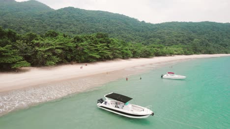 la playa tropical de la gran isla angra dos reis, río de janeiro, brasil