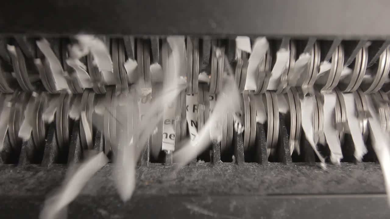 아래에서 종이를 자르는 분쇄기, 두 장