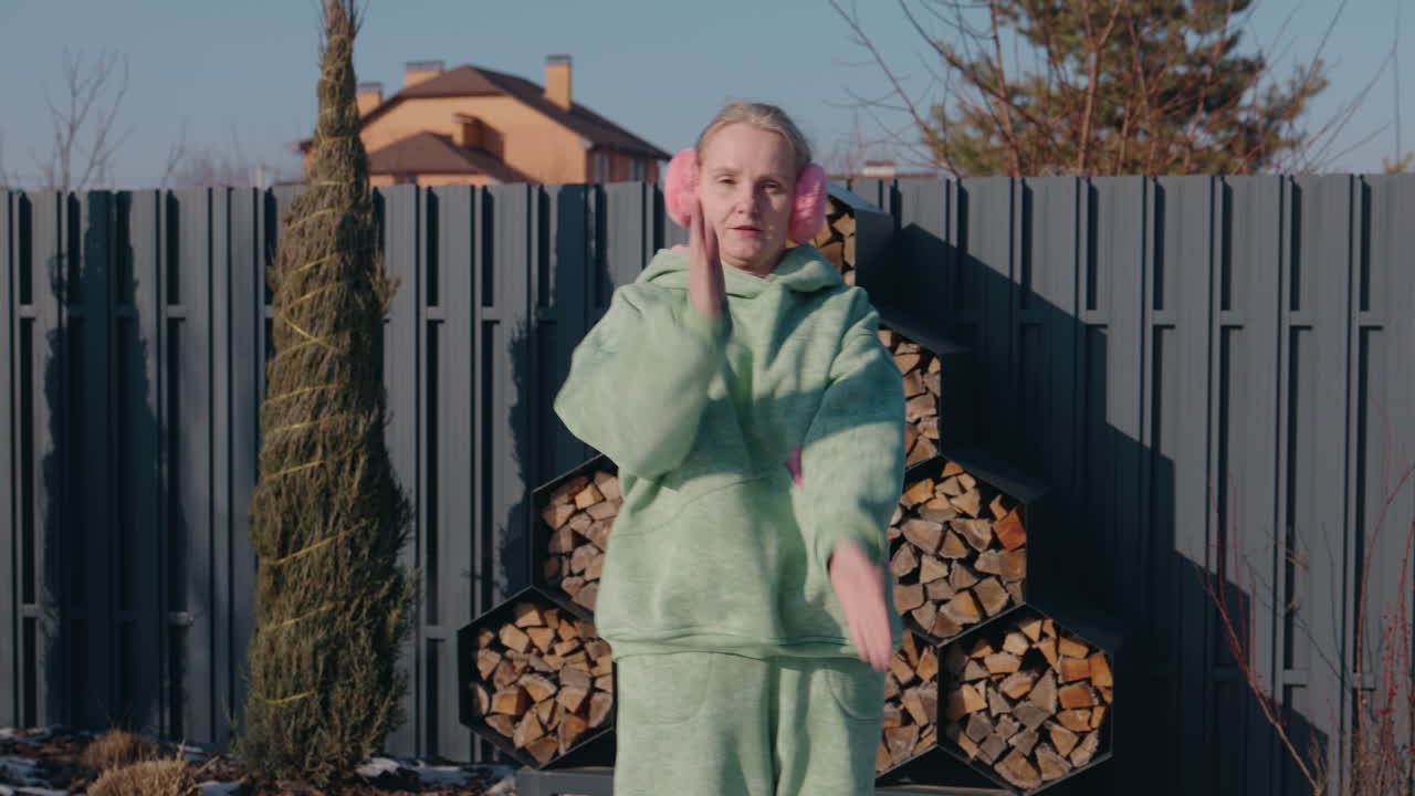 정원에서 겨울 날을 즐기는 여자