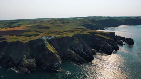 Luftabenteuer-über-Schottischen-Klippen:-Die-Schönheit-Des-Leuchtturms-Von-St.-Abbs,-Ikonische-Schottische-Landschaft,-Schottland