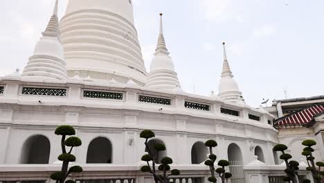 templo de pagoda blanca con la arquitectura circundante