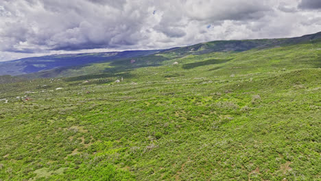 drone revela la ladera de la colina desde grand mesa vista en colorado