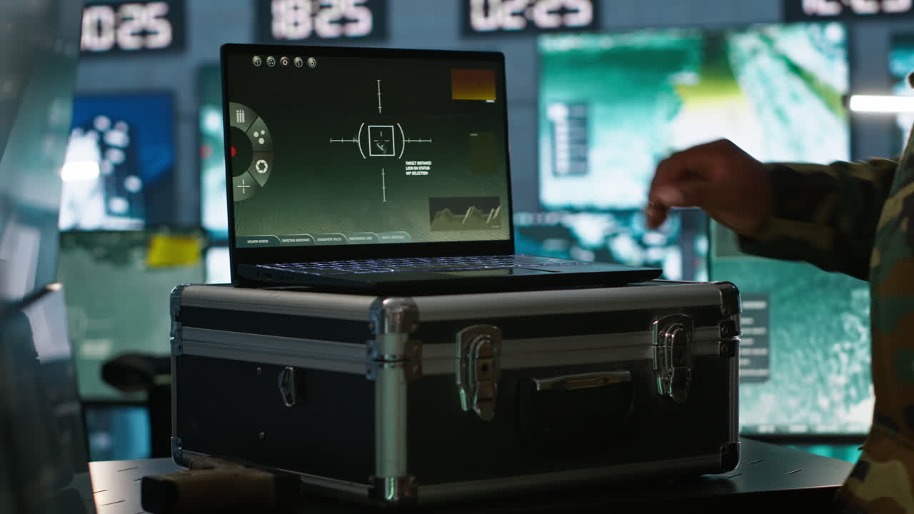 공군 장교가 지휘실에서 전술 수준의 감시를 수행하고 있습니다.