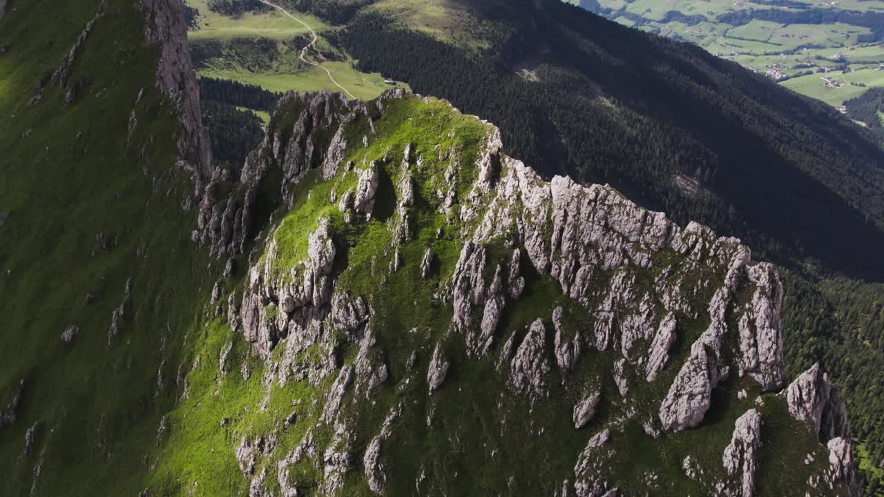 무인 항공기로 백운석에서 산 절벽 분리