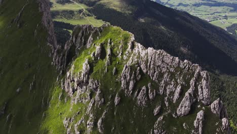 sobre un acantilado de montañas se separan en los dolomitas con drones
