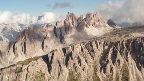 pintorescos alpes italianos - vista de drones de croda da lago, dolomitas