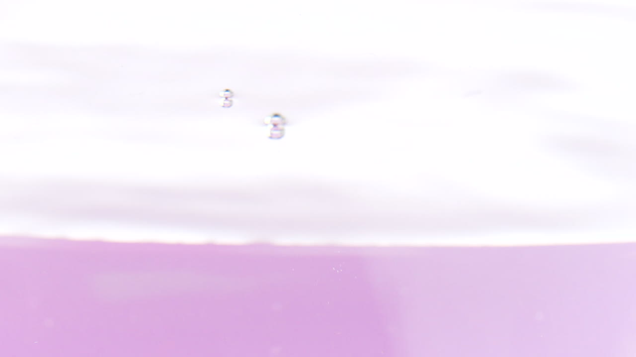 핑크색 꽃은 물 에서 반사되고 물방울이 있습니다.