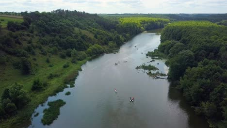 vista aérea de un kayak que navega por un río 04