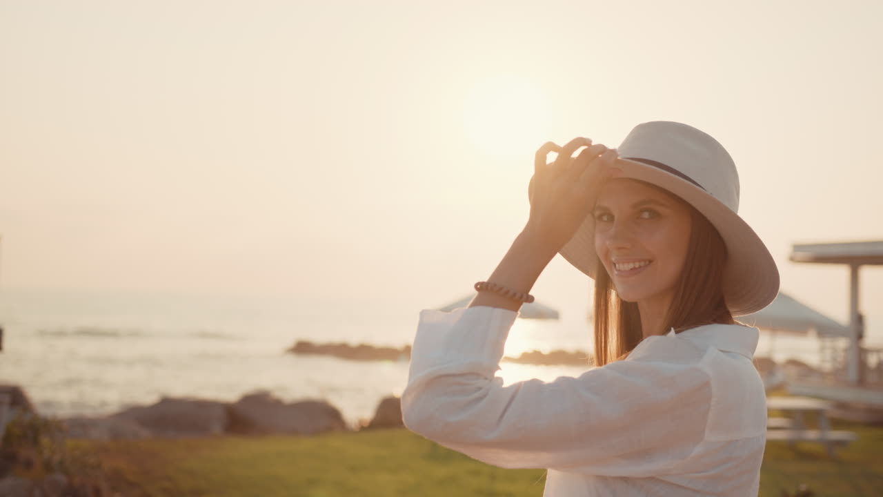 해변에서 해가 지는 여자