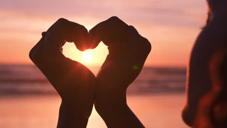 Strand,-Herz-Und-Hände-Für-Die-Liebe-Zum-Sonnenuntergang