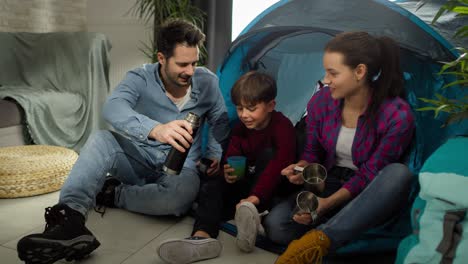 Video-De-Familia-Y-Tienda-De-Campaña-Acampando-En-La-Sala-De-Estar.