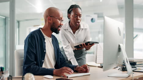 colegas de negocios que colaboran en una oficina moderna