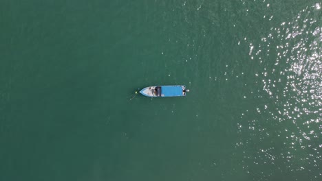 一艘在海洋中停泊的渔民船的静态上下镜头