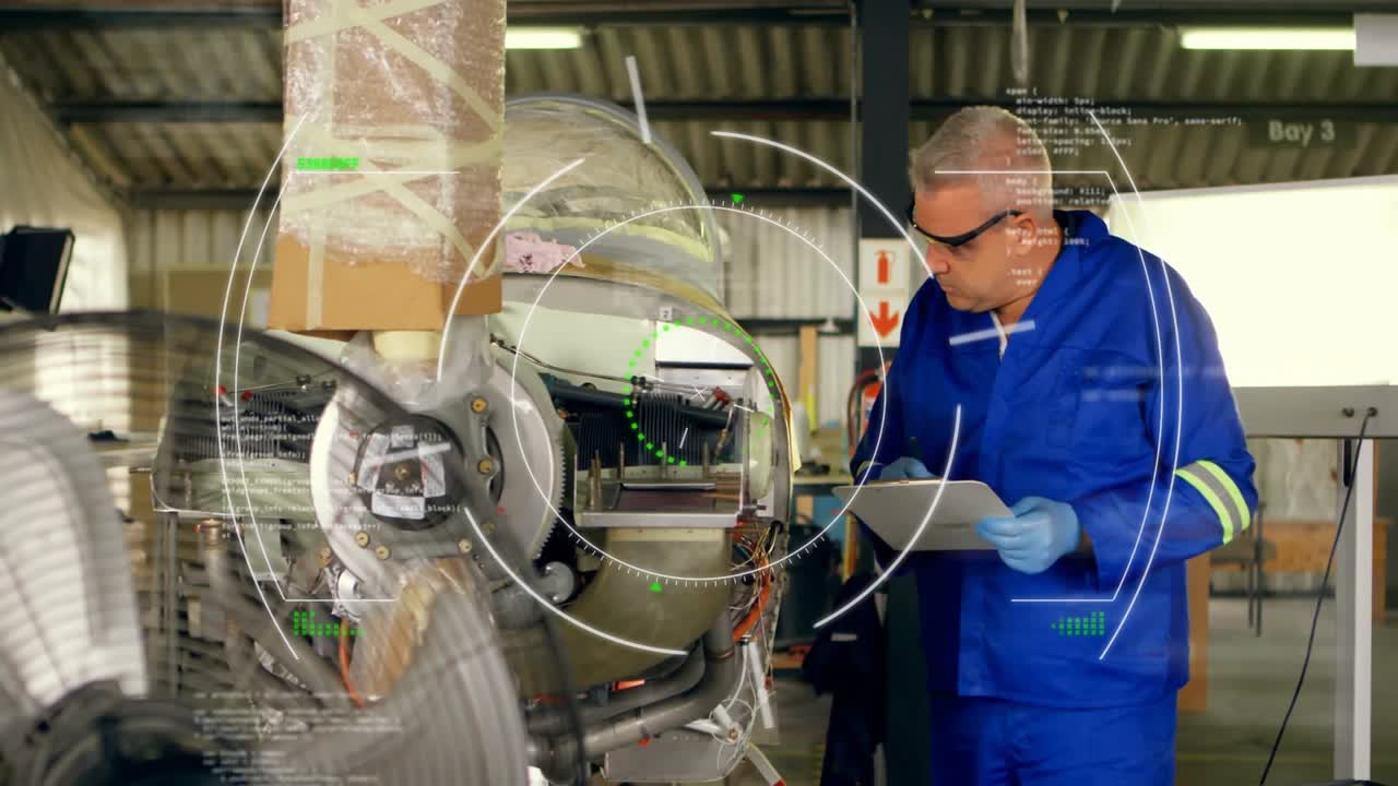Tecnico che ispeziona un motore in un hangar aeronautico, con grafica HUD che mostra i componenti del cablaggio.