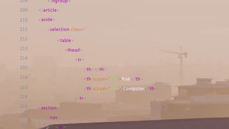 animación de lenguaje de computadora multicolor sobre la niebla cubierta ciudad moderna contra el cielo