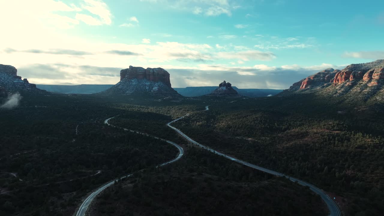 미국 애리조나 주 세도나 의 숲 한가운데 에 있는 외 ⁇  도로 의 공중 사진