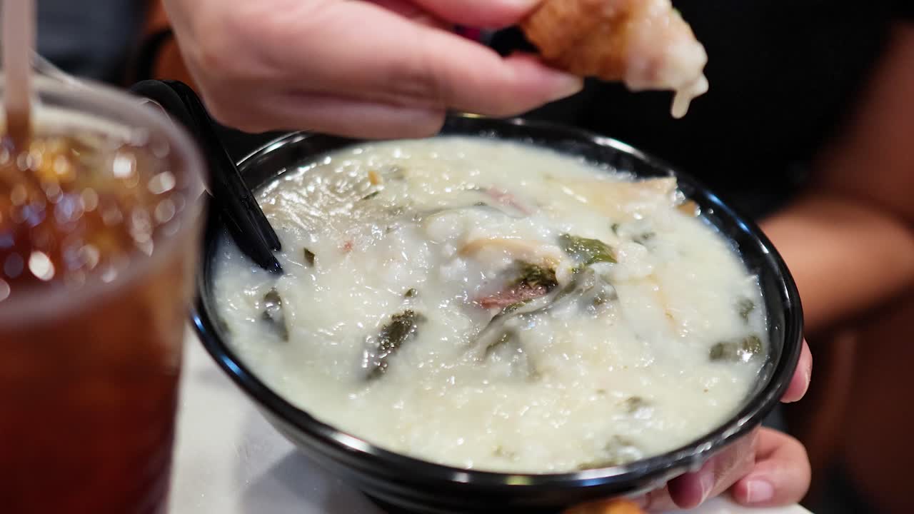 파오와 함께 콩지를 먹는 것