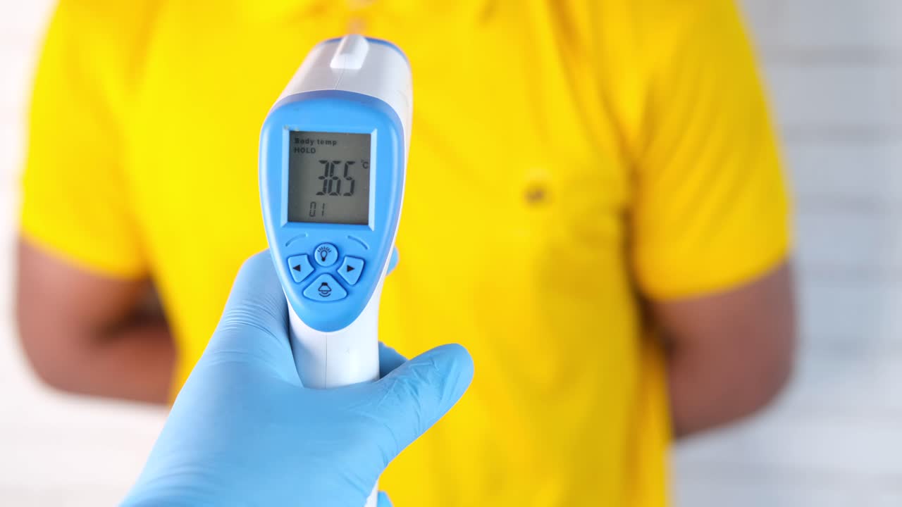 비접촉 온도계로 온도 검사