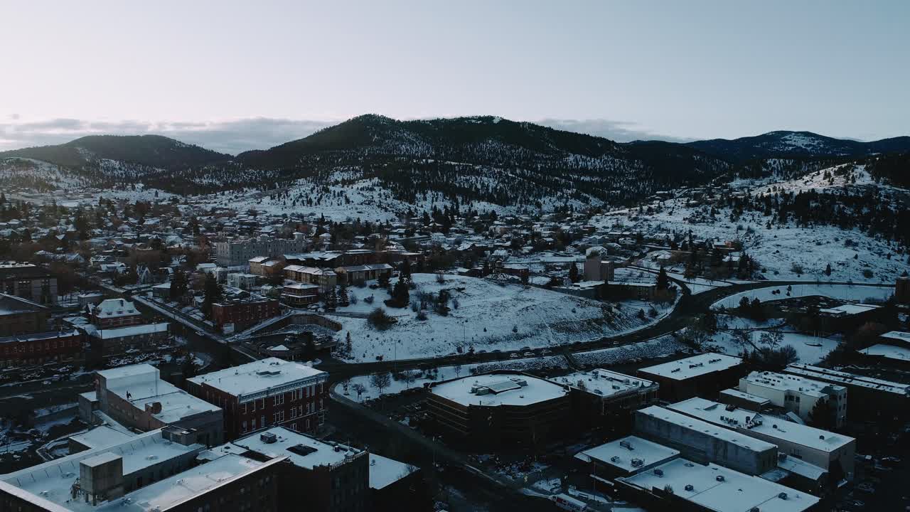 Ripresa con drone di Helena, Montana all'alba in inverno