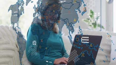 animación del mapa del mundo y procesamiento de datos sobre mujer caucásica usando portátil
