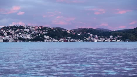 Schöne-Sonnenuntergangsfarben-In-Den-Wolken-über-Dem-Meer-In-Istanbul