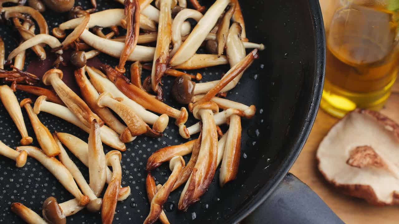 setas fritas en una sartén