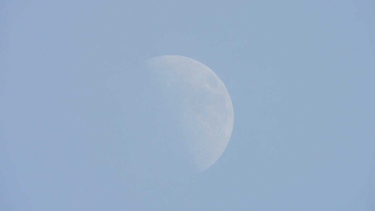 하늘의 달 - 파란 하늘