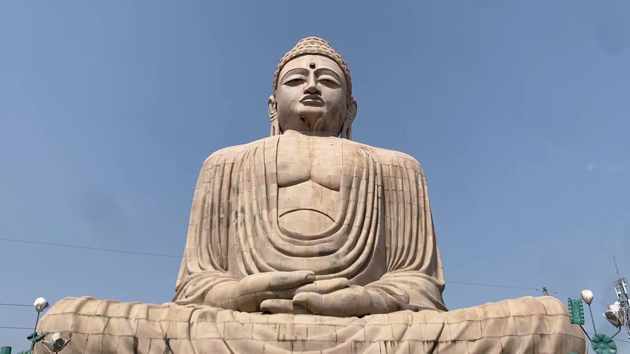Grande Statua del Buddha vicino al Tempio Mahabodhi a Bodh Gaya, stato del Bihar, India, in estate