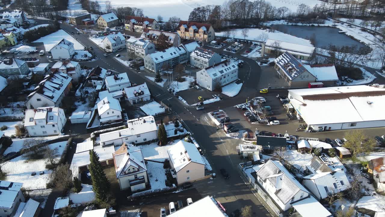 Bayersk landsby i Sydtyskland om vinteren med sneklædte tage og små bygader. Drone-luftfoto over landskab og et stille beboelsesområde i Bayern