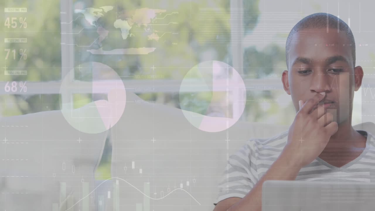 animación de la interfaz infográfica sobre un hombre afroamericano sonriente usando una computadora portátil en casa