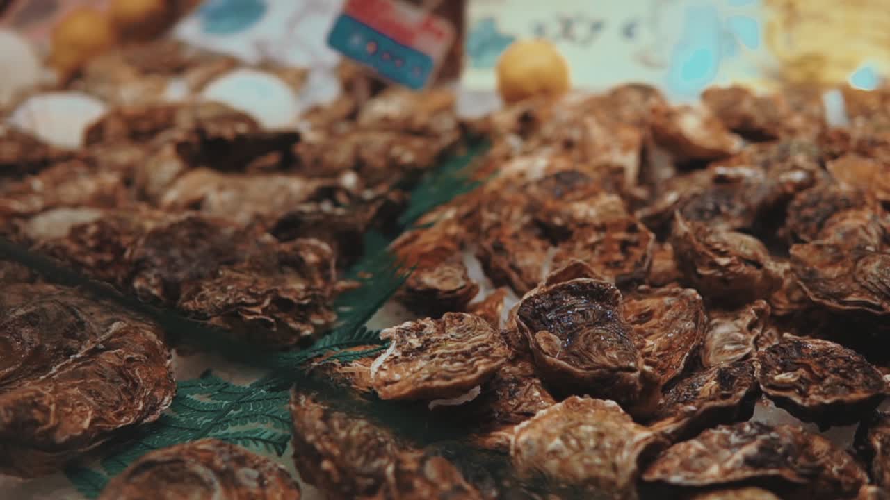 ostras frescas en un mercado