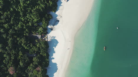 Descripción:-Un-Dron-Asciende,-Revelando-La-Impresionante-Belleza-De-La-Playa-De-Campeche-En-La-Isla-De-Campeche,-Florianópolis,-Santa-Catarina,-Brasil