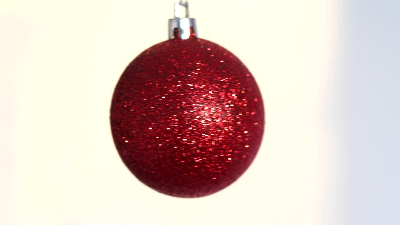Natal. Brinquedo de Natal vermelho balançando em um fundo branco