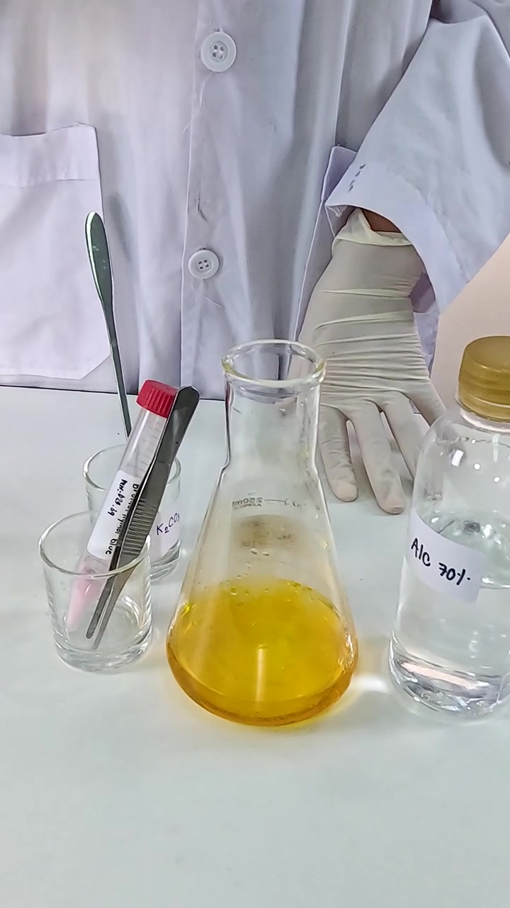 Scienziato conduce un esperimento con reazioni chimiche colorate