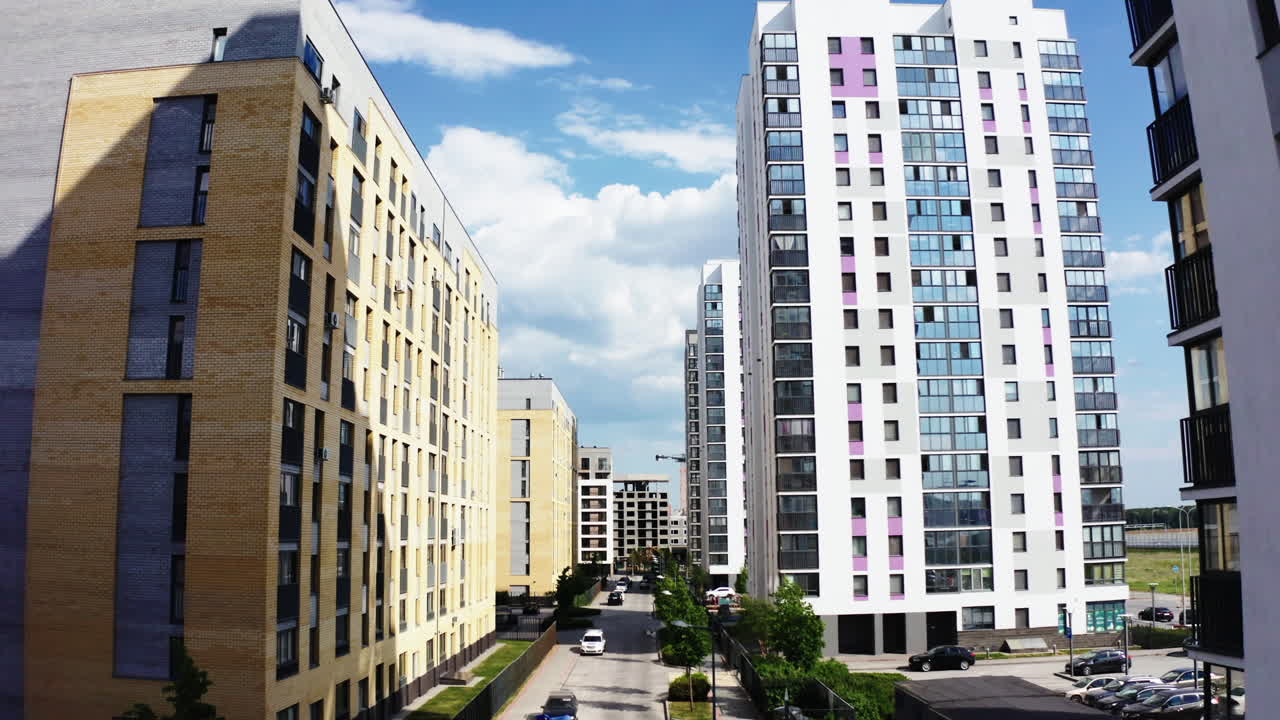 도시 풍경 에 있는 현대적 인 아파트 건물