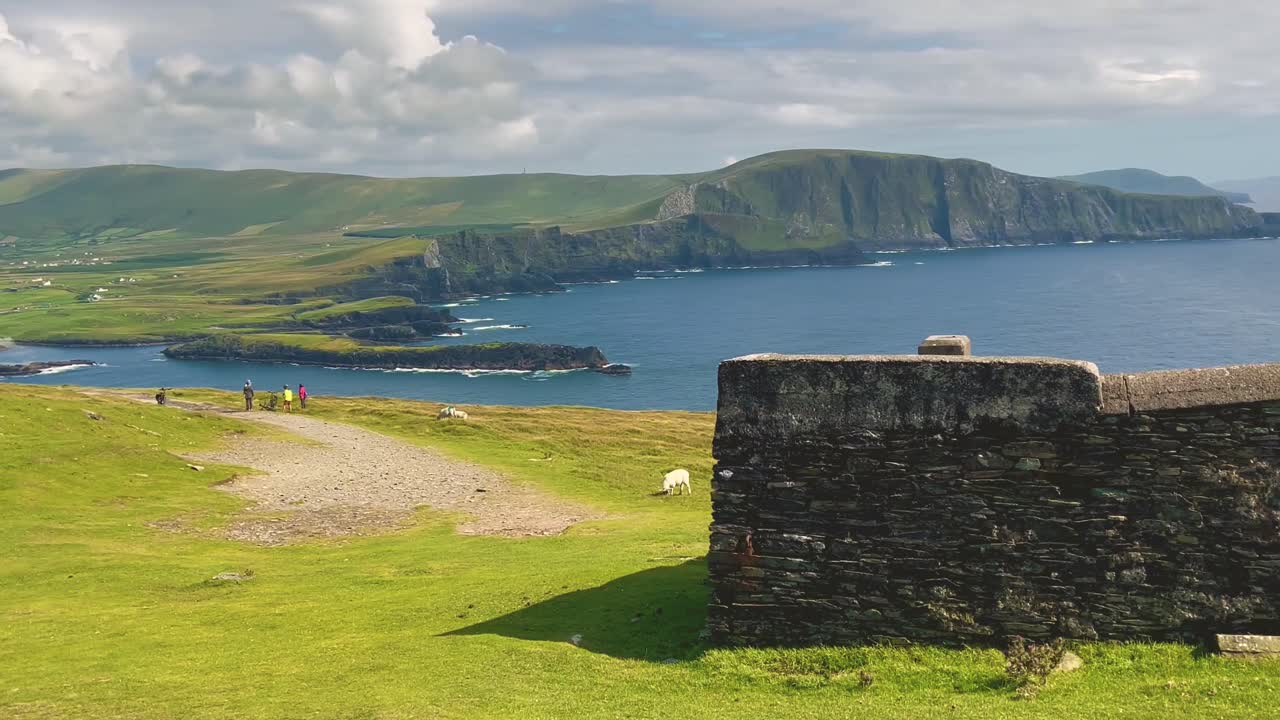 브레이 헤드 의 4k  ⁇  발렌시아 섬 아일랜드 에 있는 포스트 는 1815 년 에 영국 군대 가 시그널 포스트 로 지은 포스트 이다