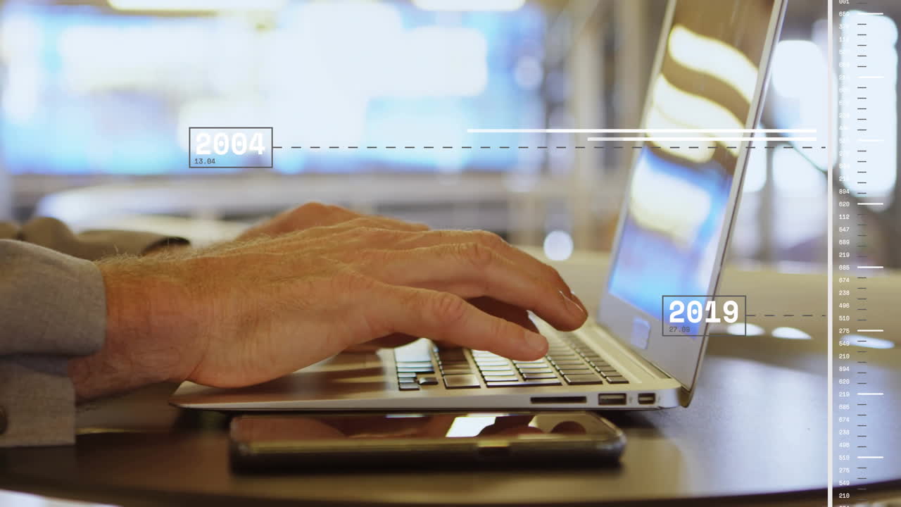 animación del procesamiento de datos financieros sobre un empresario caucásico que usa una computadora portátil en la oficina