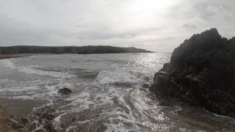 Relajantes-Olas-Espumosas-En-Cámara-Lenta-Chocando-Contra-La-Escarpada-Costa-Galesa-Al-Amanecer