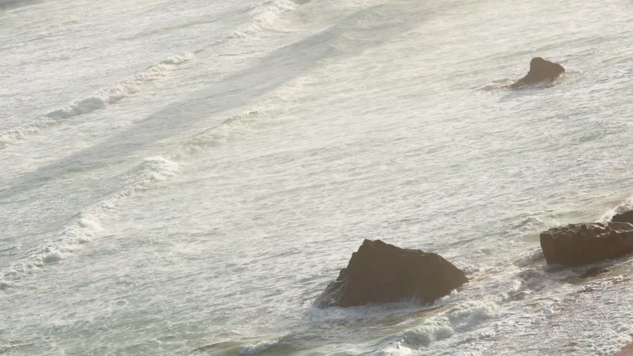 은 날에 열두 사도들의 상징적인 바위구조에 부드럽게 부히는 파도의 조용한 풍경.
