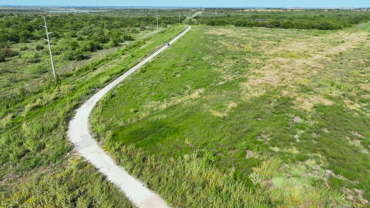 camino de grava que serpentea a través del país