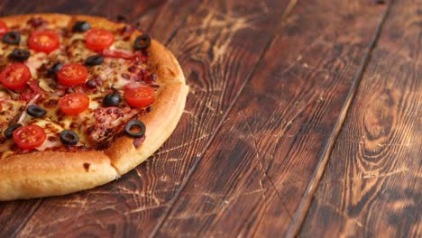 Pizza-Peperoni-Mit-Mozzarella-Käse-Tomatensauce-Und-Salami