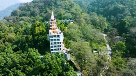 Aislar-El-Templo-Hindú-De-Varios-Pisos-En-Medio-De-Los-Bosques-Desde-Un-ángulo-Diferente-Toma-Un-Video-Aéreo-En-El-Templo-Bhutnath-Rishikesh-Uttrakhand-India-El-15-De-Marzo-De-2022