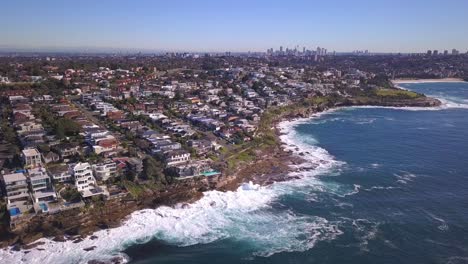 Casas-Frente-Al-Océano-Sobre-El-Acantilado-Con-Vista-De-Sydney-Cbd-En-El-Horizonte