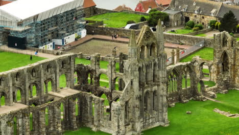 Gut-Erhaltene-Ruinen-Der-Whitby-Abbey,-Einer-Berühmten-Touristenattraktion