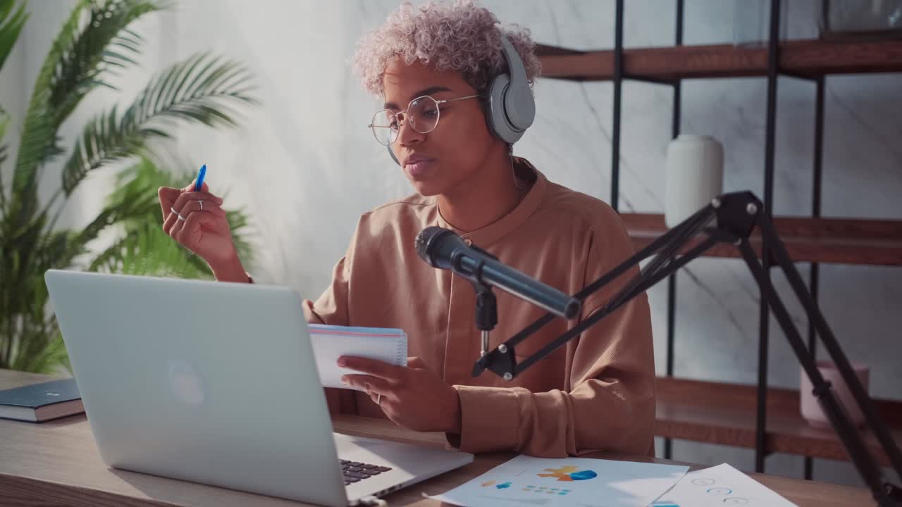 Young millennial woman sitting at desk and leads her live broadcasting online