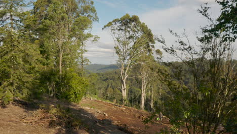 Glatter-Drohnenakzent-über-Einem-Wunderschönen-Landschaftsgarten-Im-Bau,-Während-Arbeiter-Die-Drop-Off-Landschaft-Durchqueren